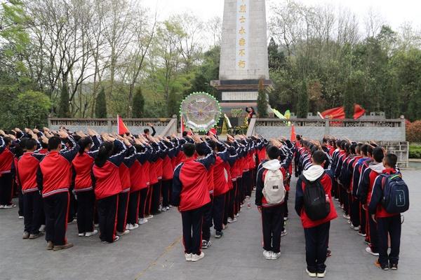 【相约“十四冬”】滑雪界的马拉松,冬季山地运动,挑战体能极限——滑雪登山