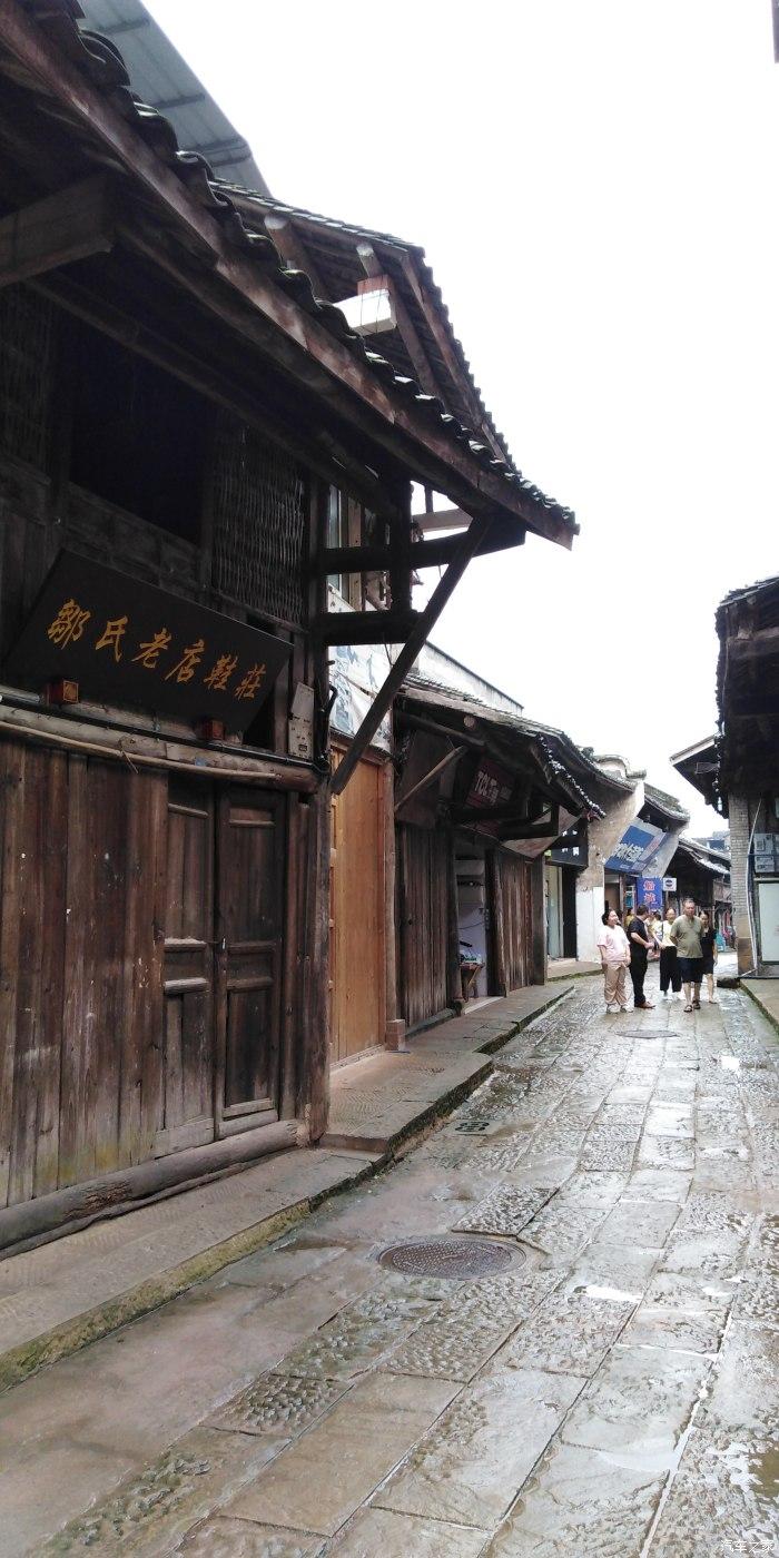 居民楼楼道起火,兄妹三人教科书式自救逃过一劫,消防员直夸厉害
